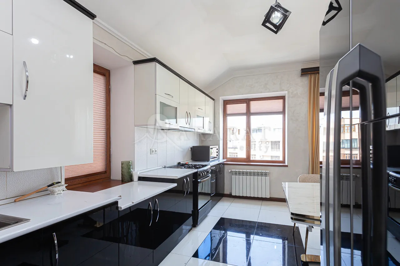 4 bedroom apartment for sale Antarayin St, Center Yerevan, 160811