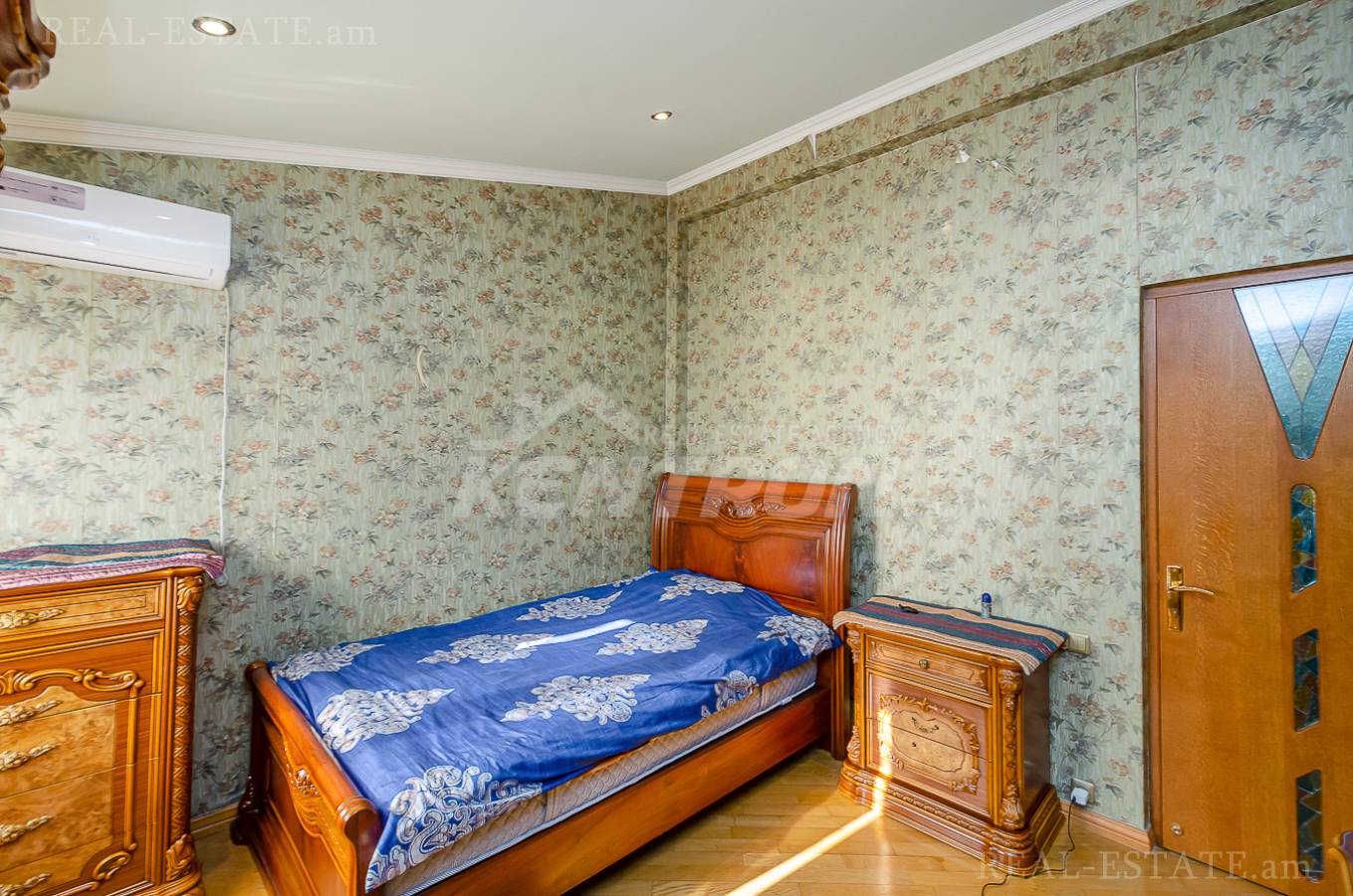 Купить 5 комнатную квартиру Мгер Мкртчян ул, Центр Ереван, 143829