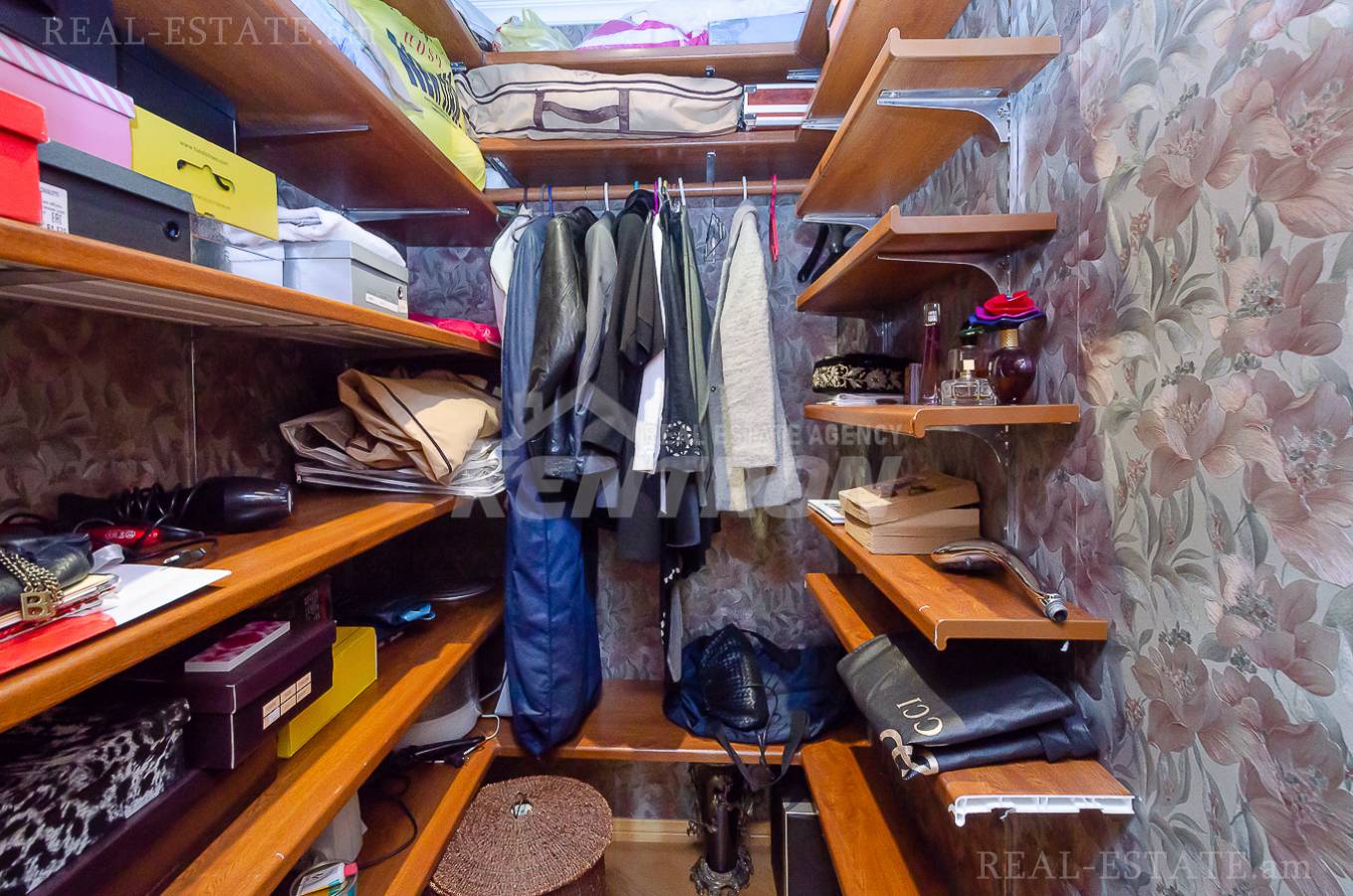 Купить 5 комнатную квартиру Мгер Мкртчян ул, Центр Ереван, 143829