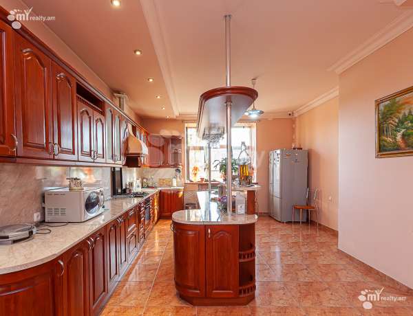 arandznatun-vacharq-Yerevan-Avan