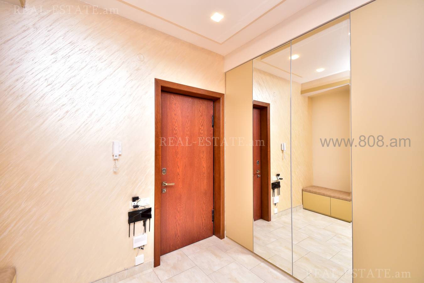 4 սենյականոց բնակարան  Ծիծեռնակաբերդի խճուղի, Կենտրոն Երևան, 126572