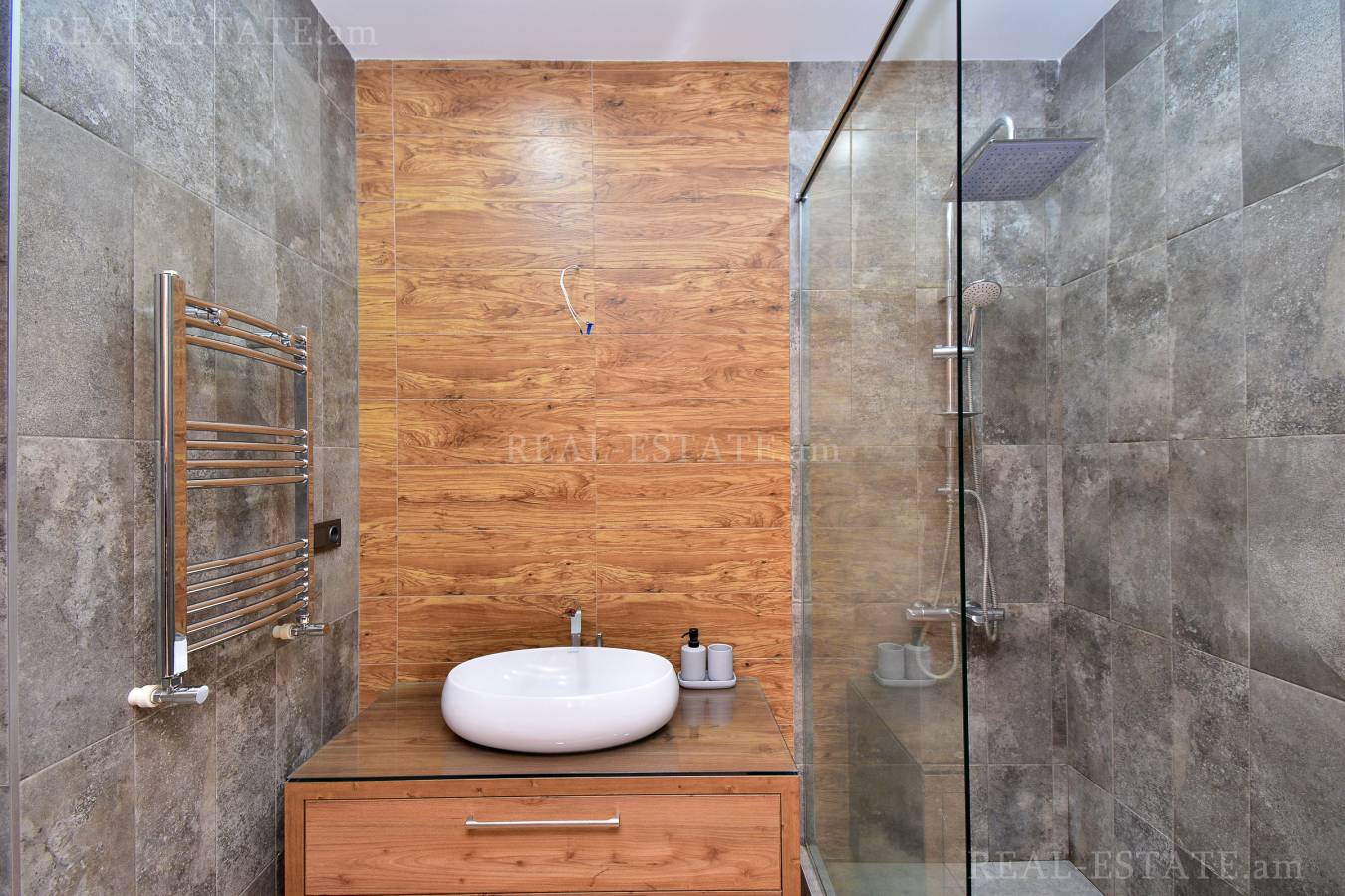 4 սենյականոց բնակարան  Ծիծեռնակաբերդի խճուղի, Կենտրոն Երևան, 126572