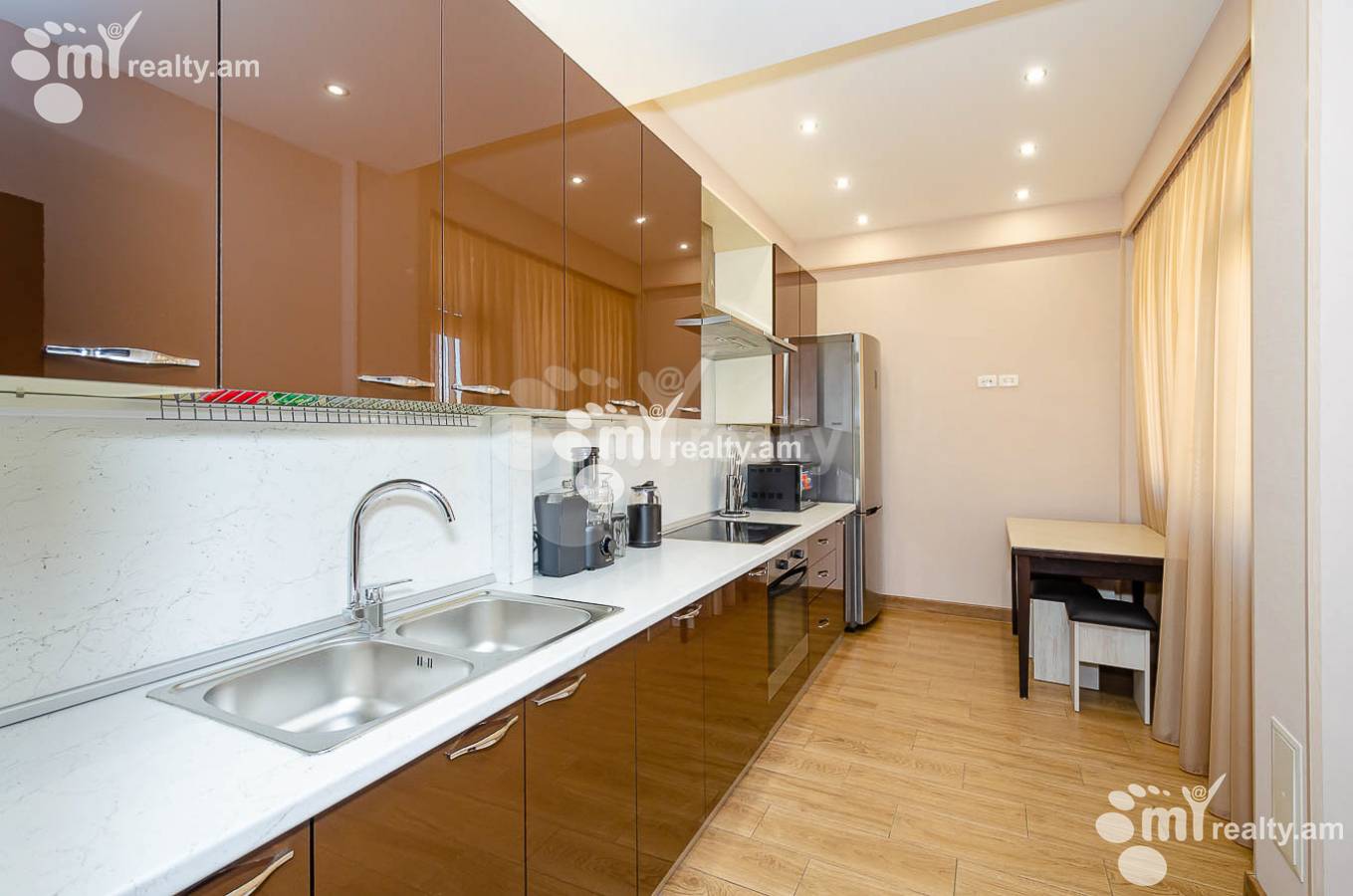 3 սենյականոց բնակարան  Ամիրյան փող, Կենտրոն Երևան, 146155