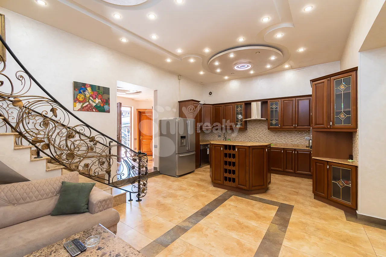 5 bedroom apartment for rent Nalbandyan St, Center Yerevan, 161916