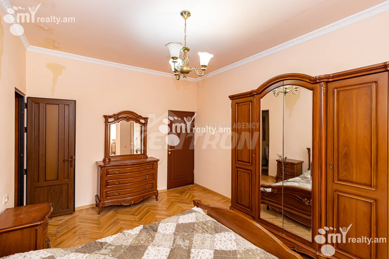 3 սենյականոց բնակարան  Մաշտոցի պող, Կենտրոն Երևան, 147644