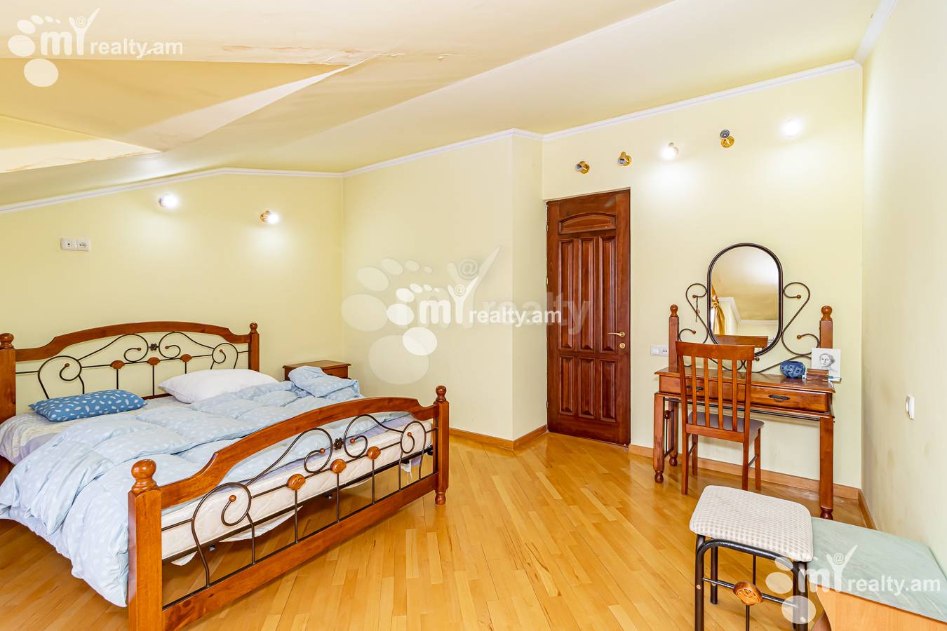 3 սենյականոց բնակարան  Ղազար Փարպեցու փող, Կենտրոն Երևան, 142292