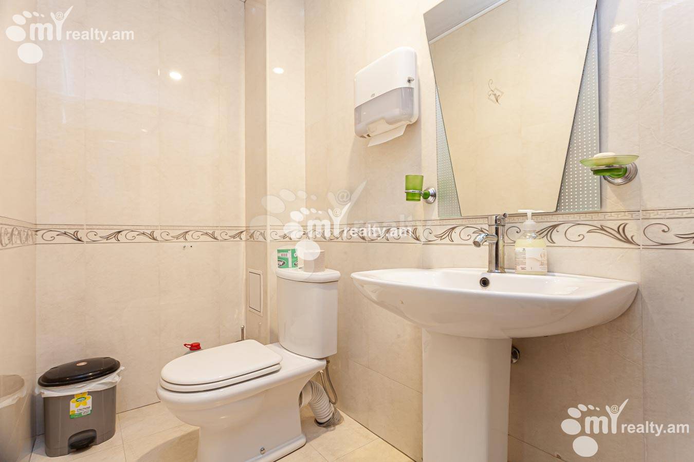 Снять коммерческoе помещение Мгер Мкртчян ул, Центр Ереван, 156329