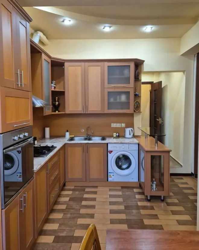 4 սենյականոց բնակարան  Հանրապետության փող, Կենտրոն Երևան, 160955