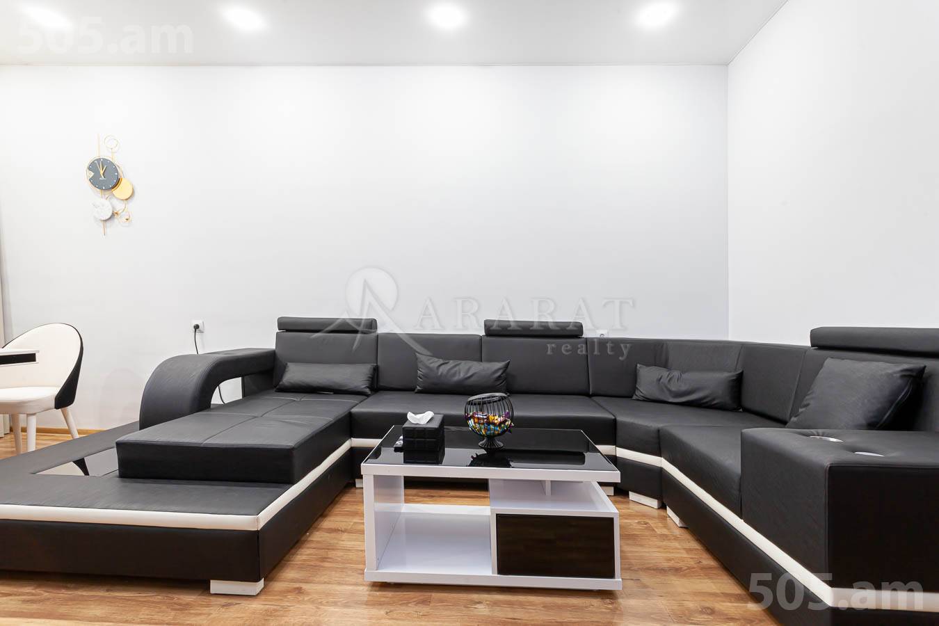 3 սենյականոց բնակարան  Մ․ Մելքոնյան փող, Կենտրոն Երևան, 153610