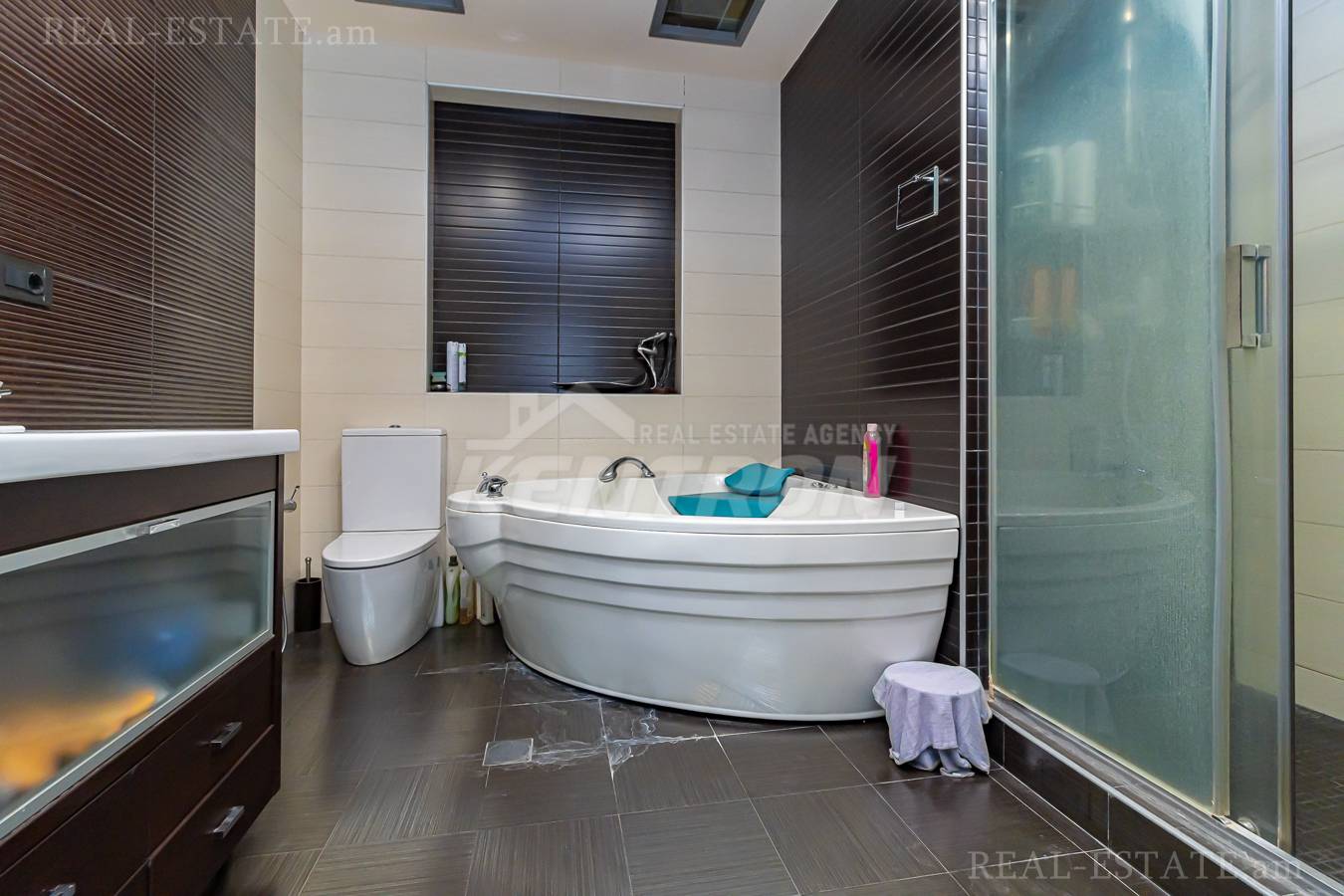 5 սենյականոց բնակարան  Տերյան փող, Կենտրոն Երևան, 139226