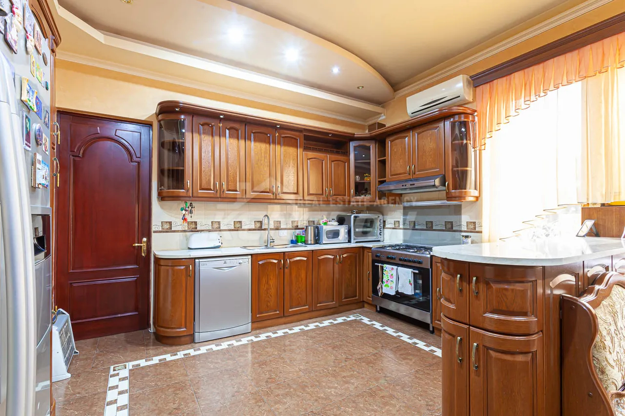 House for sale Pirumyans St, Davtachène Yerevan, 157261