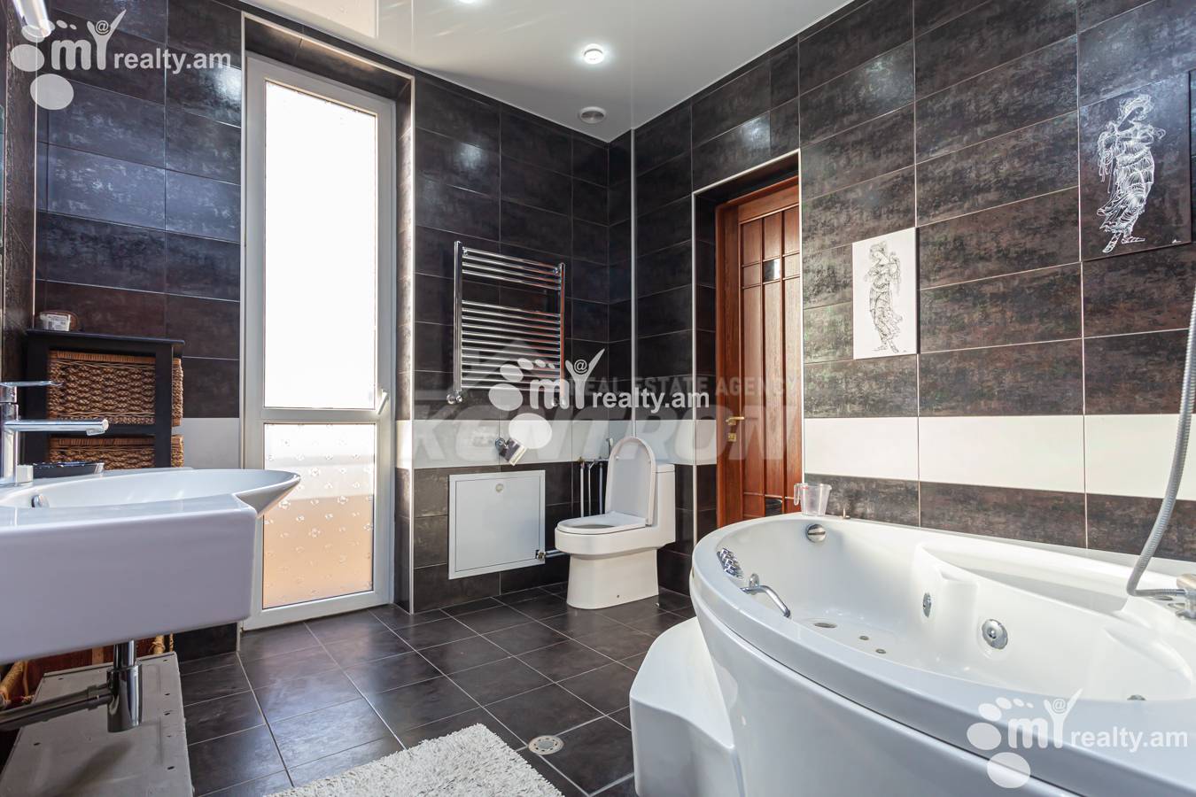 4 սենյականոց բնակարան  Ամիրյան փող, Կենտրոն Երևան, 147829