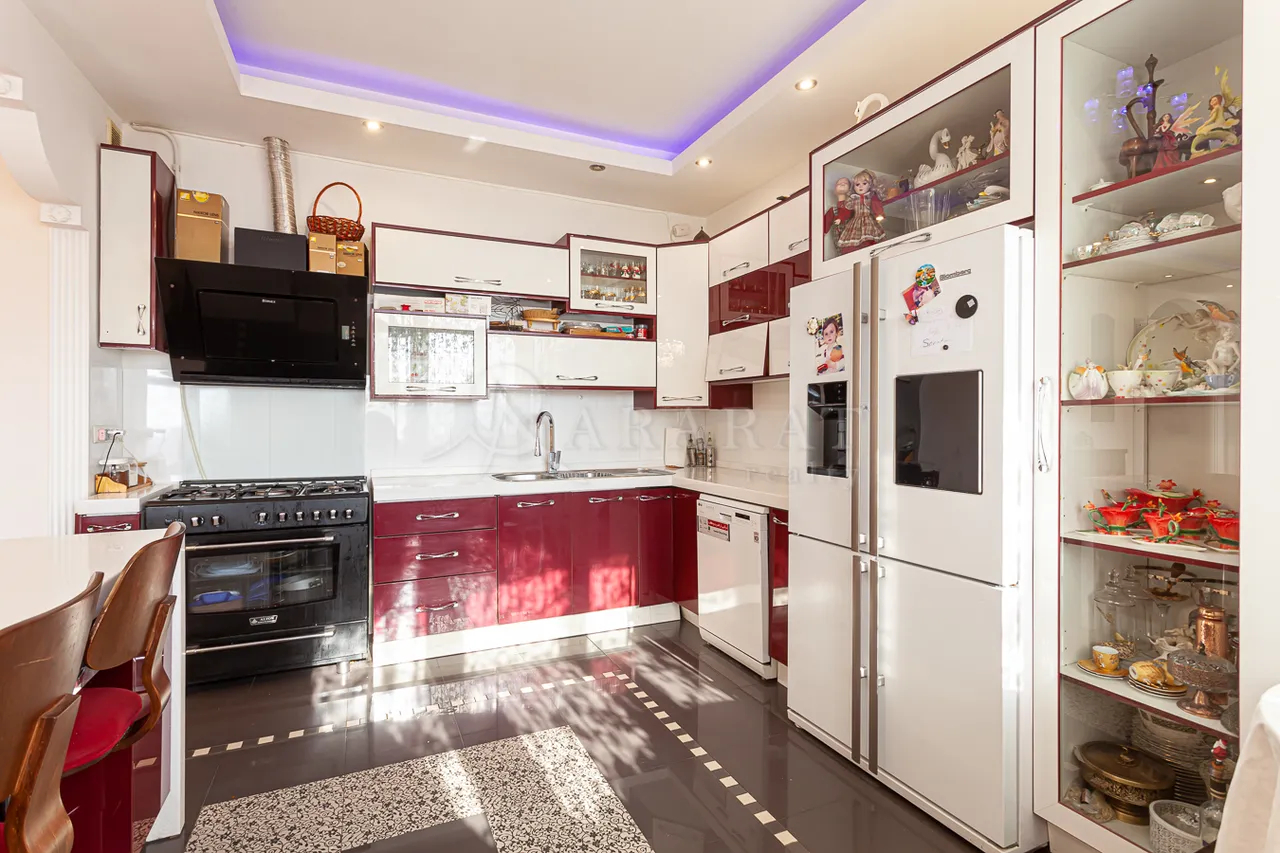 3 bedroom apartment for sale خیابان کومیتاس, عربگیر ایروان, 161976