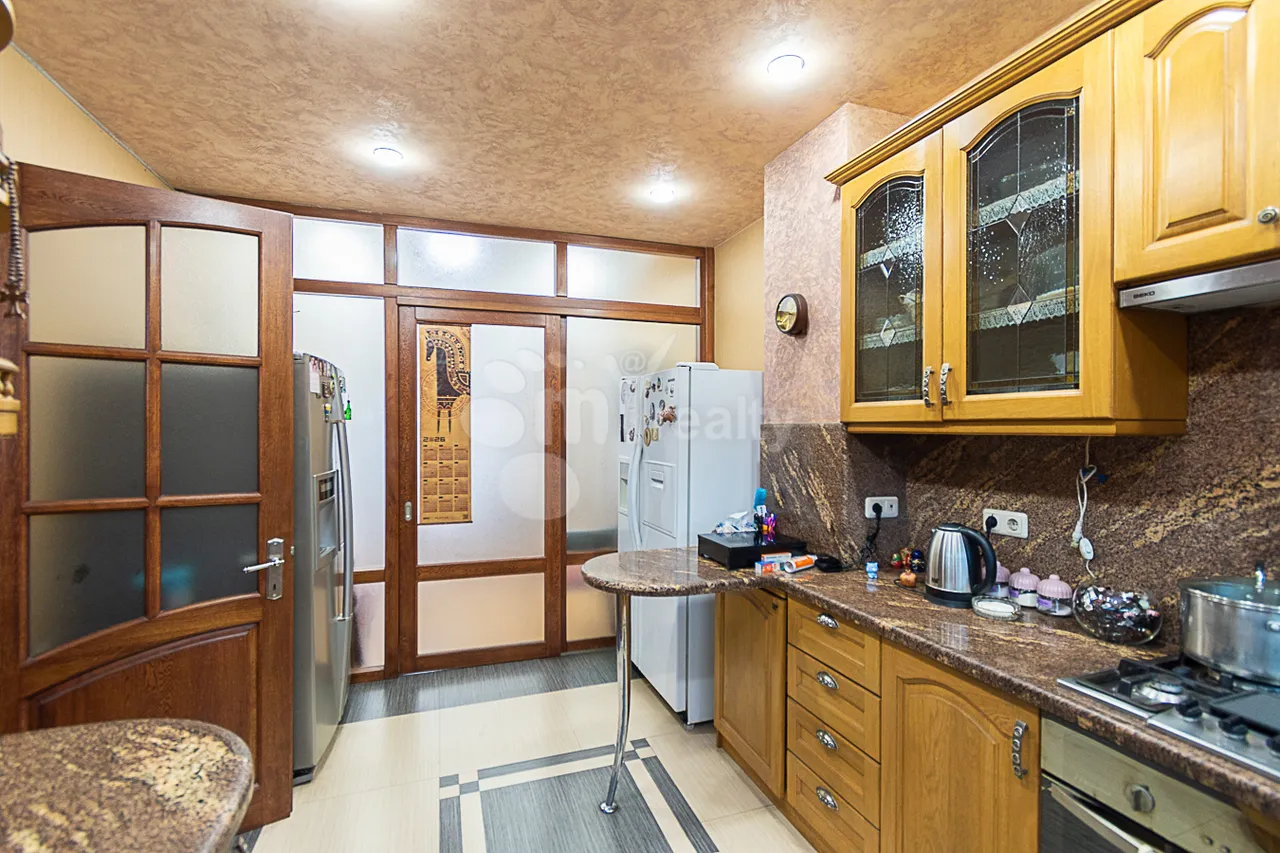 4 bedroom apartment for sale خیابان هین اِرِوانتسی, مرکز شهر ایروان, 159857