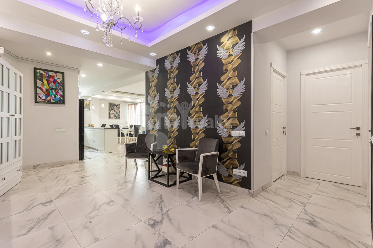 4 bedroom apartment for sale Frik St, Center Yerevan, 157947