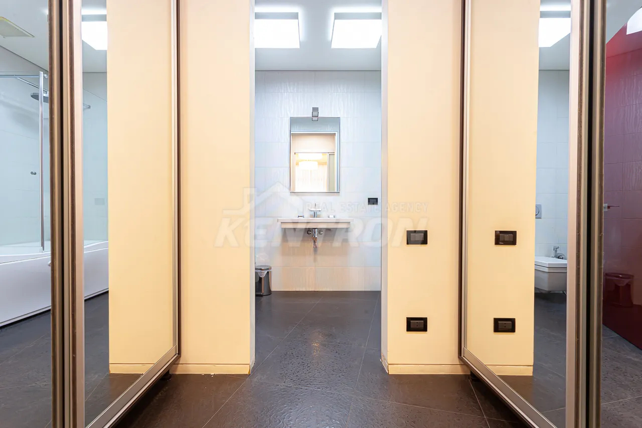 4 bedroom apartment for sale Northern(Hyusisayin)  Ave, Center Yerevan, 157215