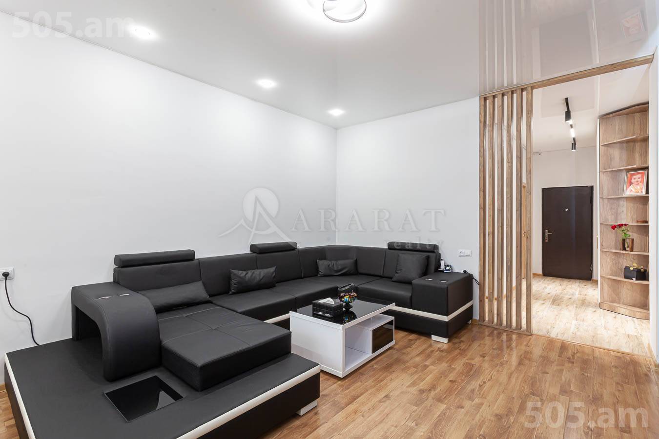 3 սենյականոց բնակարան  Մ․ Մելքոնյան փող, Կենտրոն Երևան, 153610