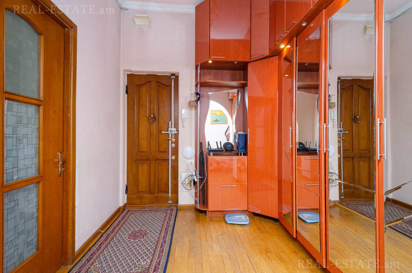 3 սենյականոց բնակարան  Մոսկովյան փող, Կենտրոն Երևան, 141099