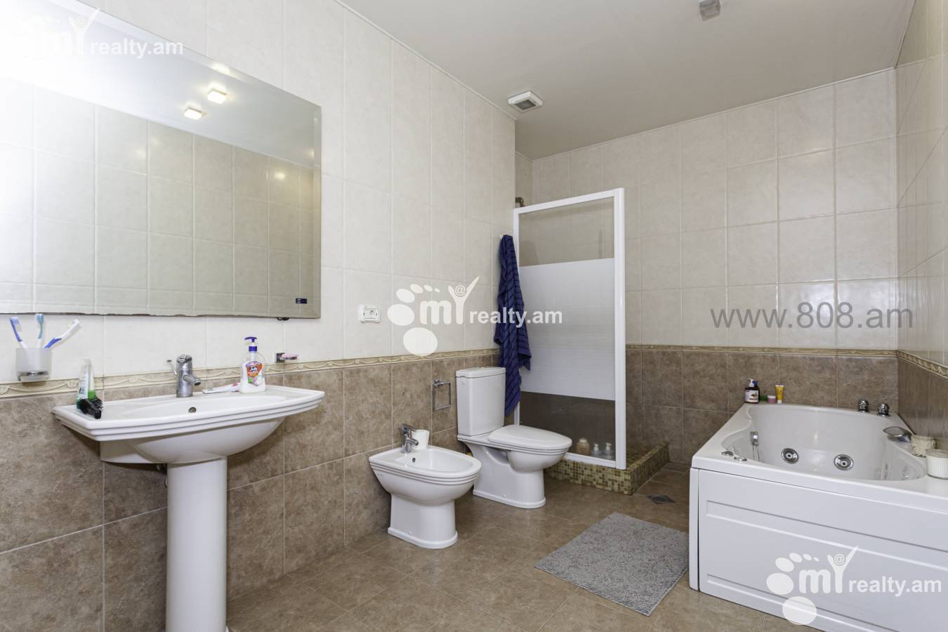 4 սենյականոց բնակարան  Պուշկինի փող, Կենտրոն Երևան, 126960