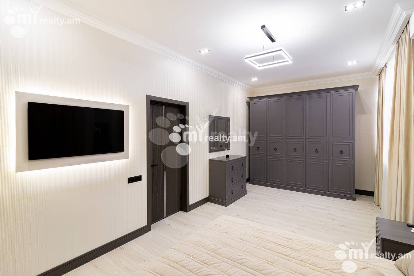 2 սենյականոց բնակարան  Հանրապետության փող, Կենտրոն Երևան, 153766