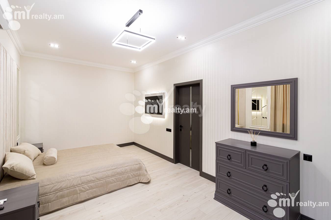 2 սենյականոց բնակարան  Հանրապետության փող, Կենտրոն Երևան, 153766