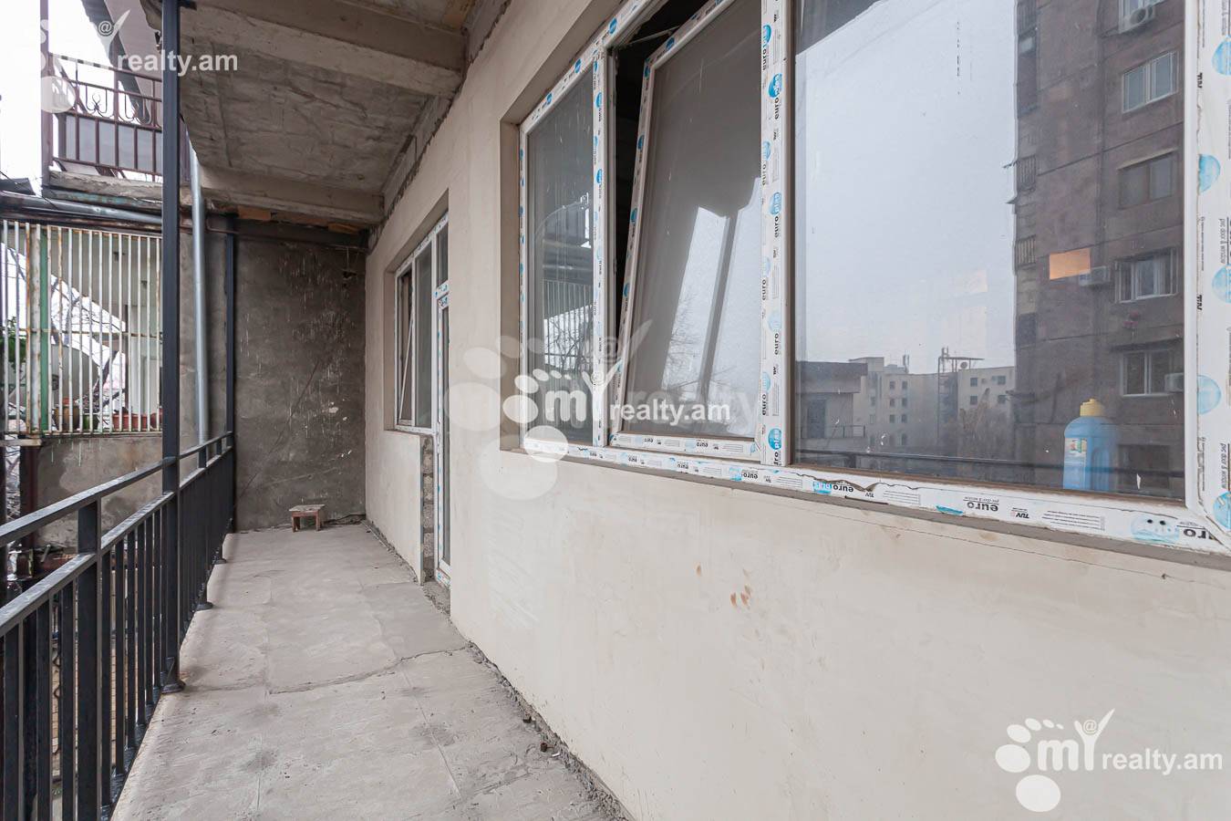 3 սենյականոց բնակարան  Ա.Պետրոսյան փող, Կենտրոն Երևան, 154245