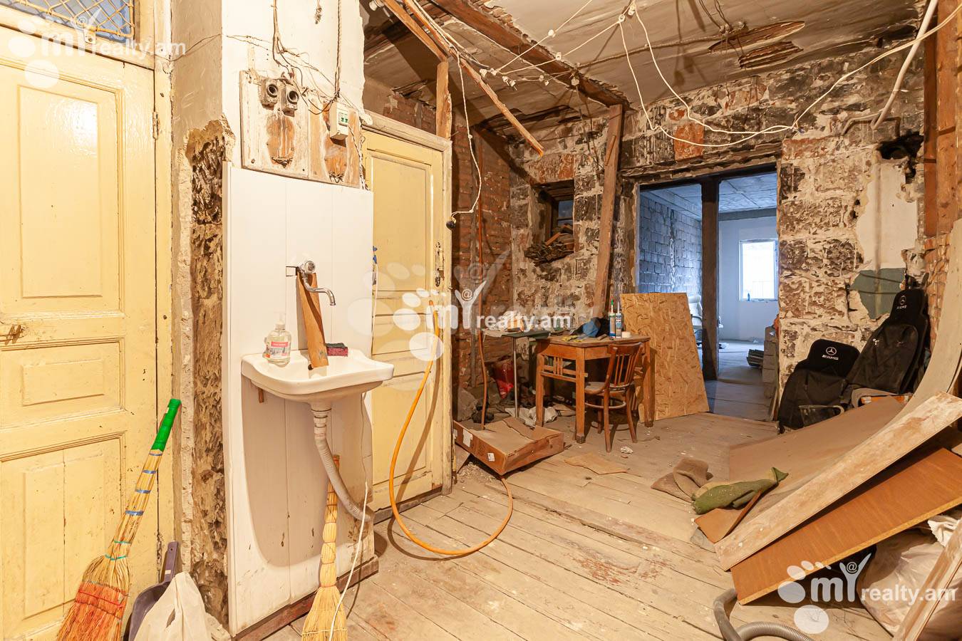 3 սենյականոց բնակարան  Ա.Պետրոսյան փող, Կենտրոն Երևան, 154245