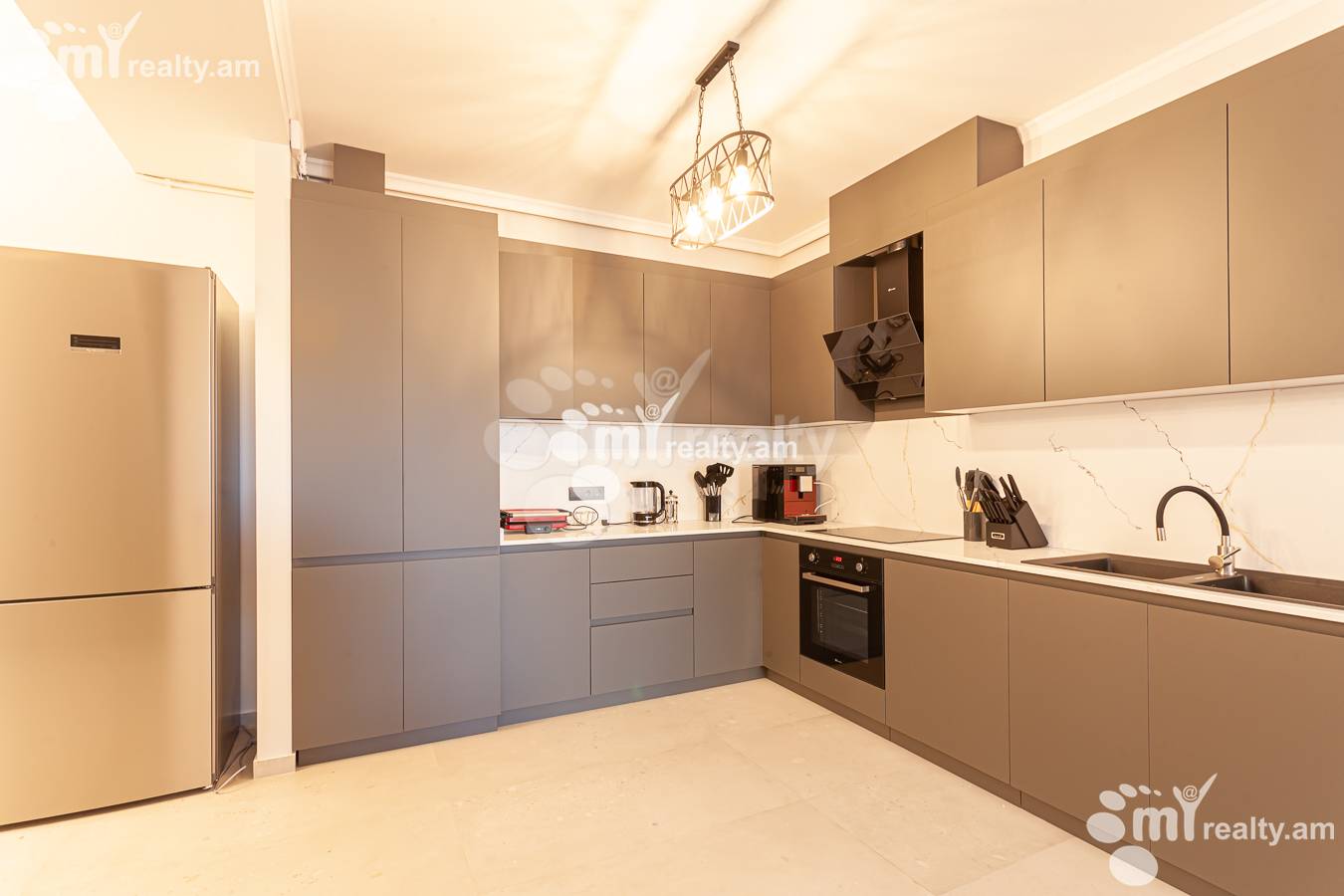 3 սենյականոց բնակարան  Պարոնյան փող, Կենտրոն Երևան, 154425