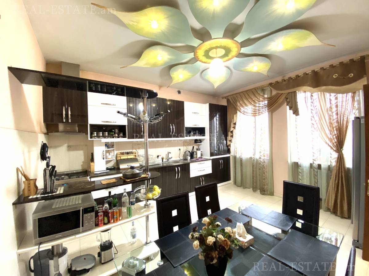 Купить дом Таиров ул., Центр Ереван, 118399