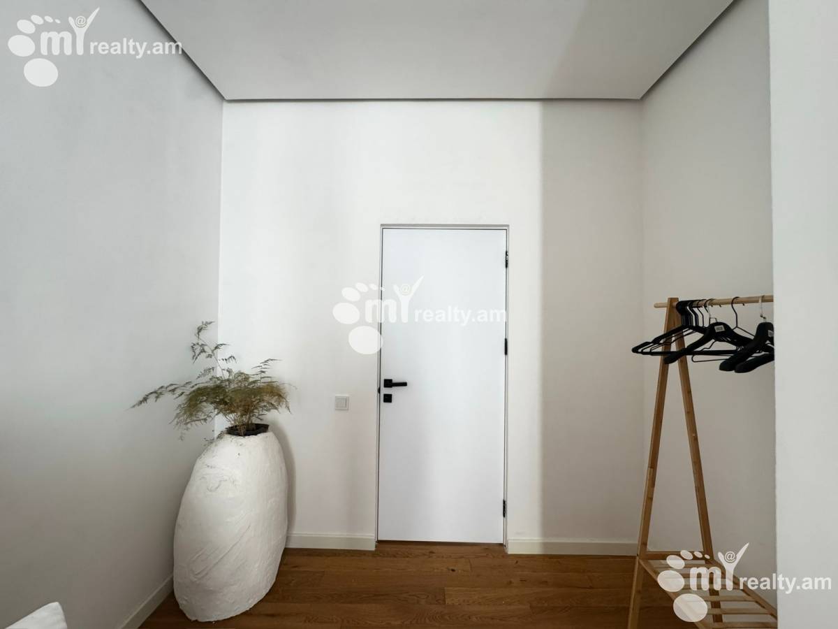 3 սենյականոց բնակարան  Դ. Դեմիրճյան փող, Կենտրոն Երևան, 160041