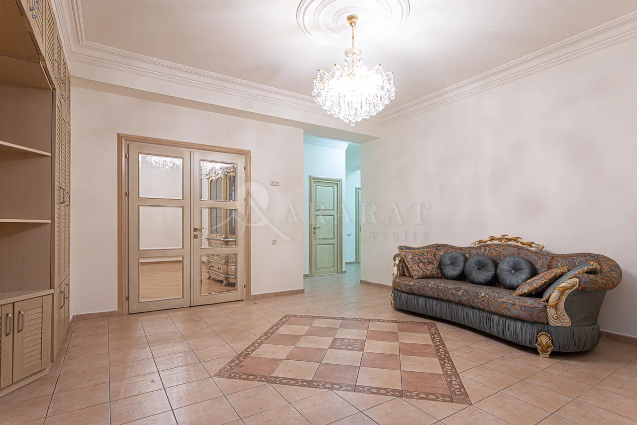3 bedroom apartment for rent Amiryan St, Center Yerevan, 158204