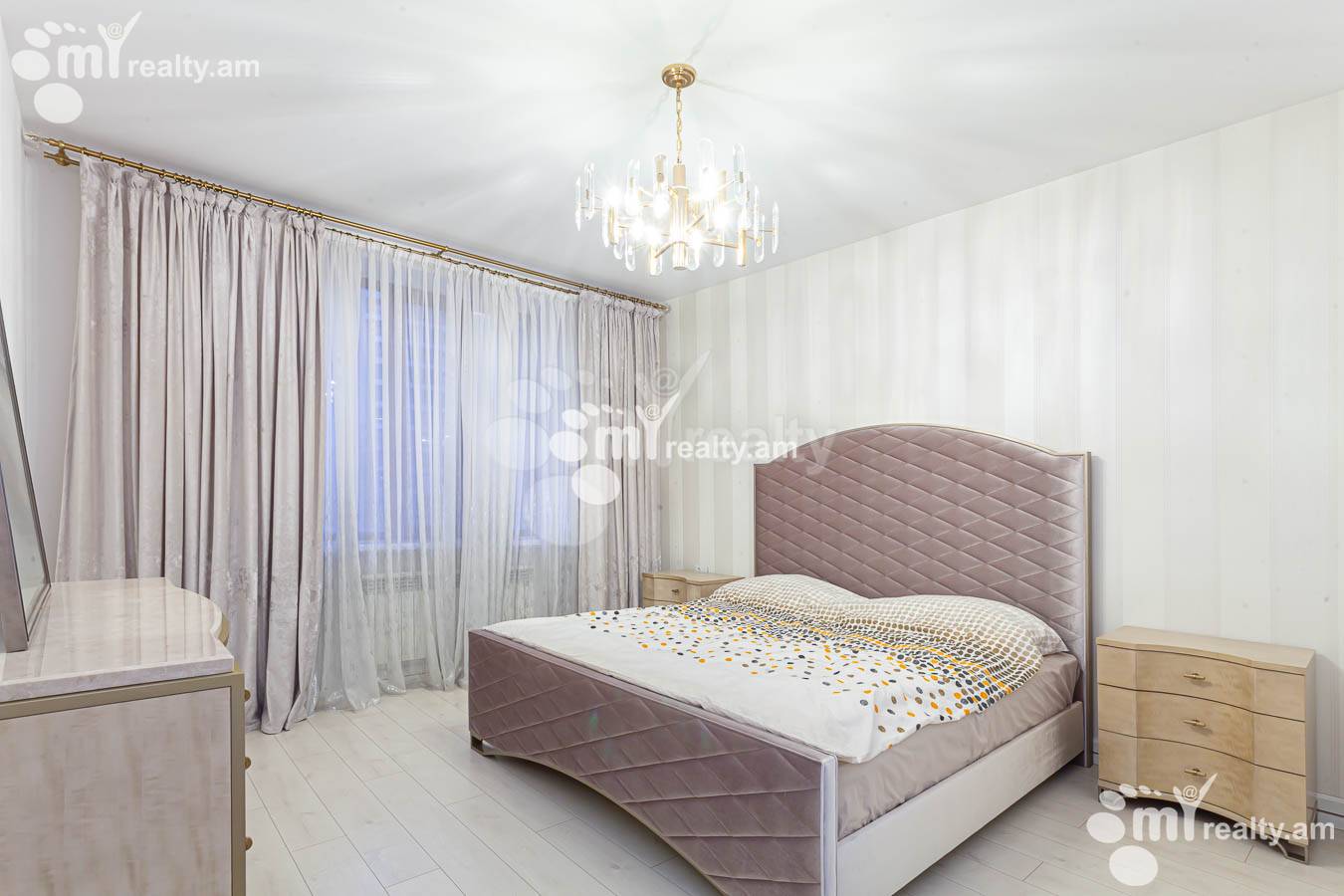 Купить 4 комнатную квартиру Арам ул, Центр Ереван, 154493