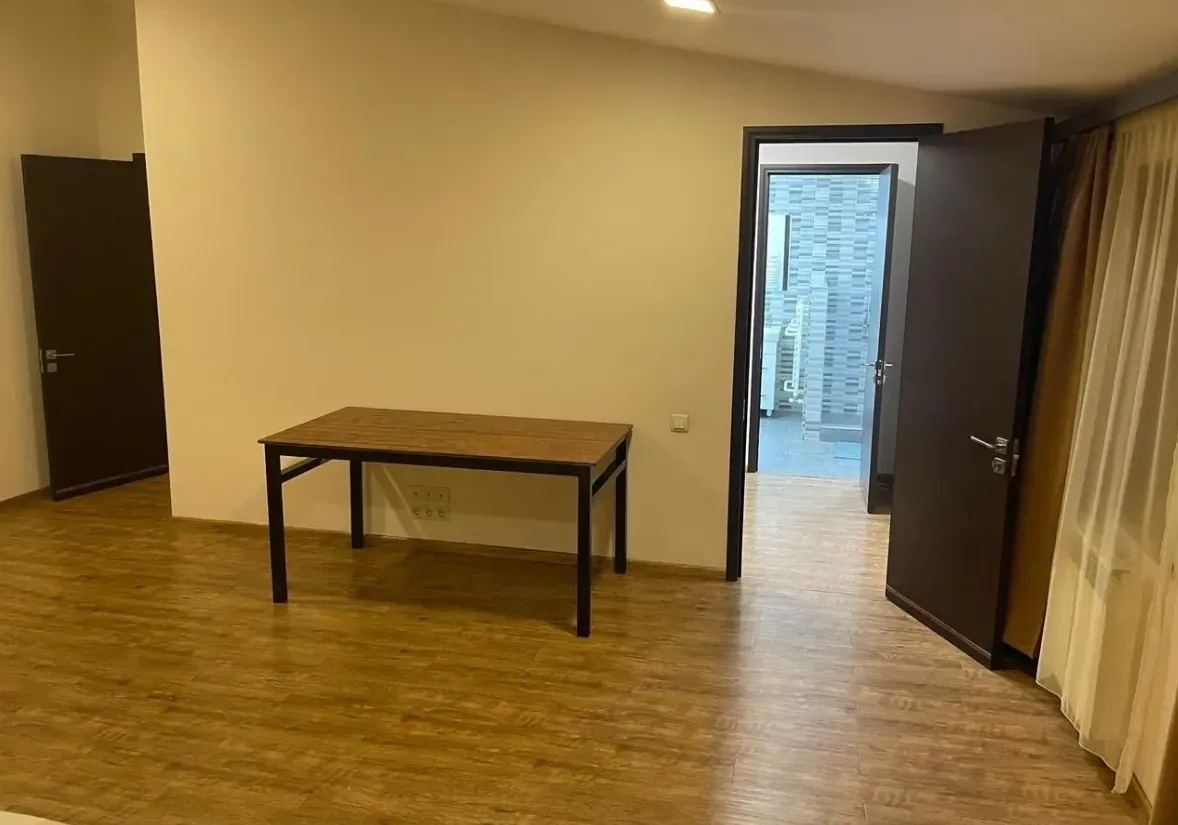 4 սենյականոց բնակարան  Տերյան փող, Կենտրոն Երևան, 160685