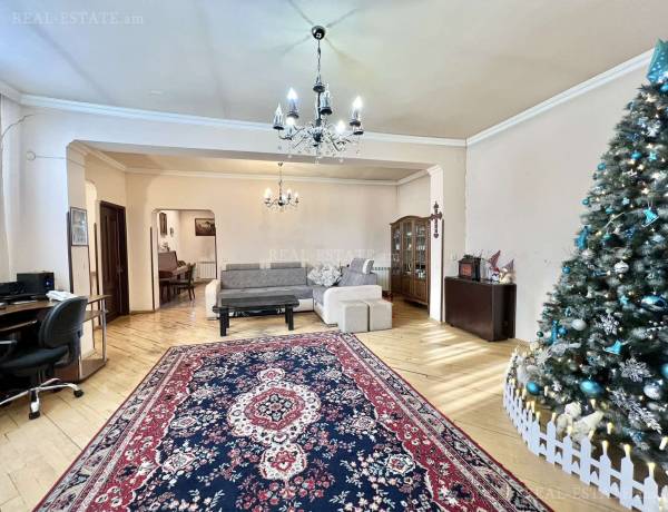 arandznatun-vacharq-Yerevan-Erebuni