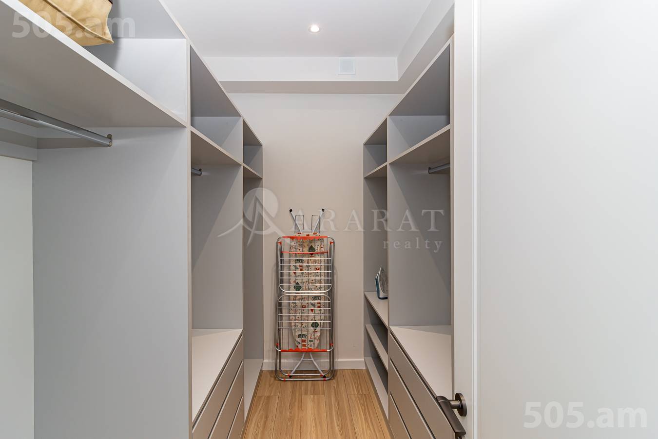 Купить 2 комнатную квартиру Арам ул, Центр Ереван, 148383