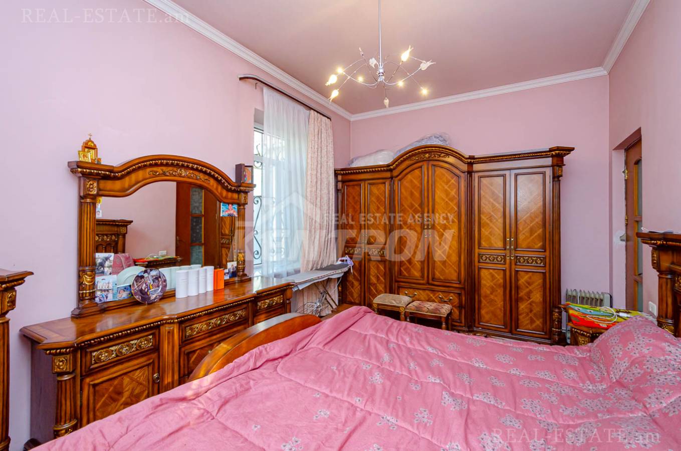 3 սենյականոց բնակարան  Մոսկովյան փող, Կենտրոն Երևան, 141099