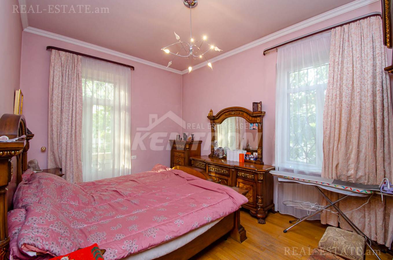 3 սենյականոց բնակարան  Մոսկովյան փող, Կենտրոն Երևան, 141099