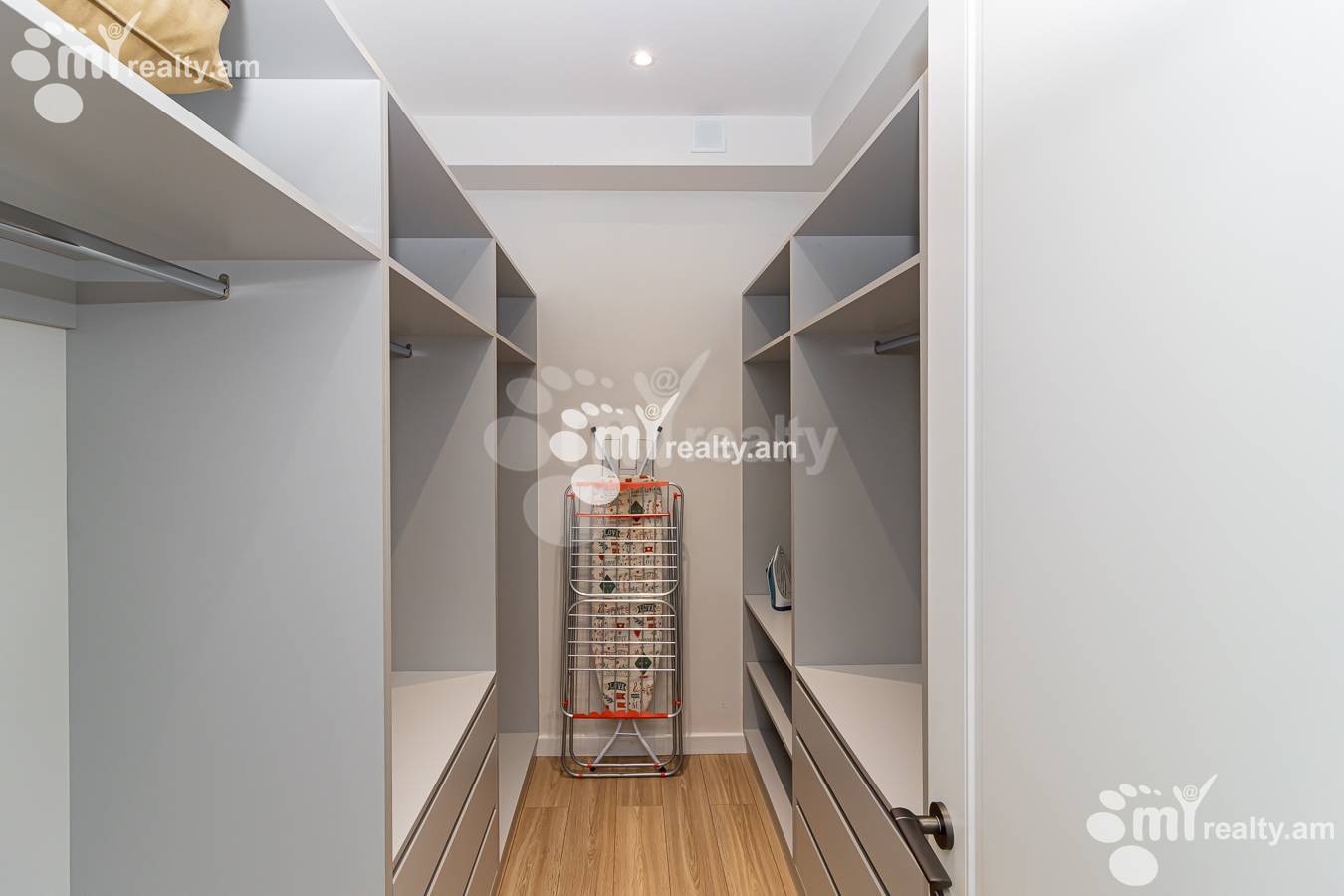 Купить 2 комнатную квартиру Арам ул, Центр Ереван, 148490