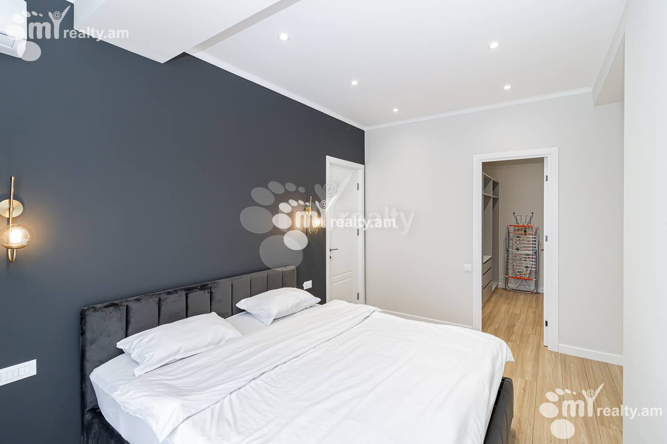 Купить 2 комнатную квартиру Арам ул, Центр Ереван, 148490