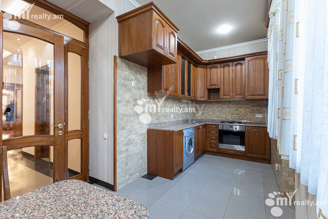 3 սենյականոց բնակարան  Աբովյան փող, Կենտրոն Երևան, 157094