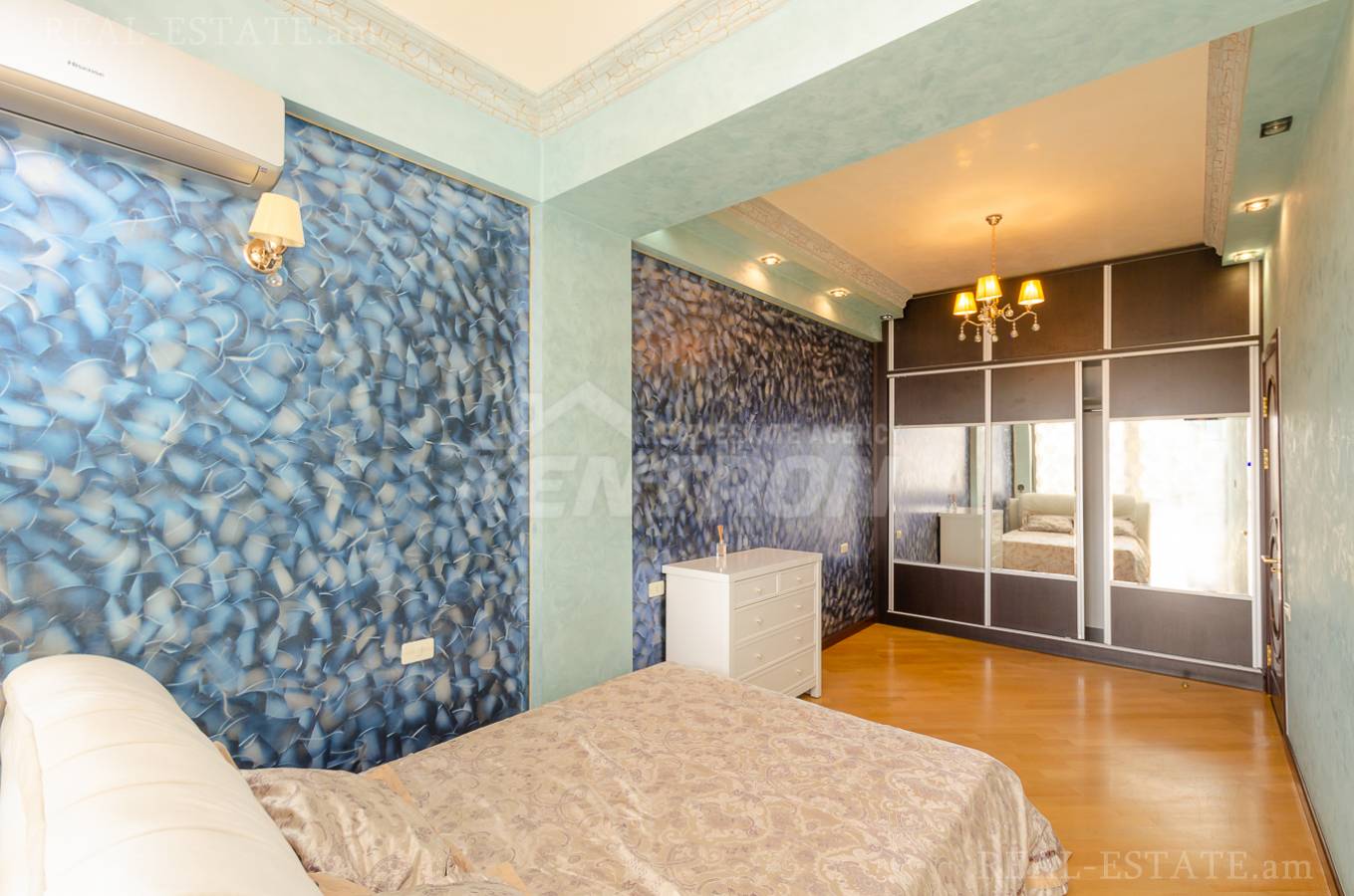 5 սենյականոց բնակարան  Հանրապետության փող, Կենտրոն Երևան, 137953