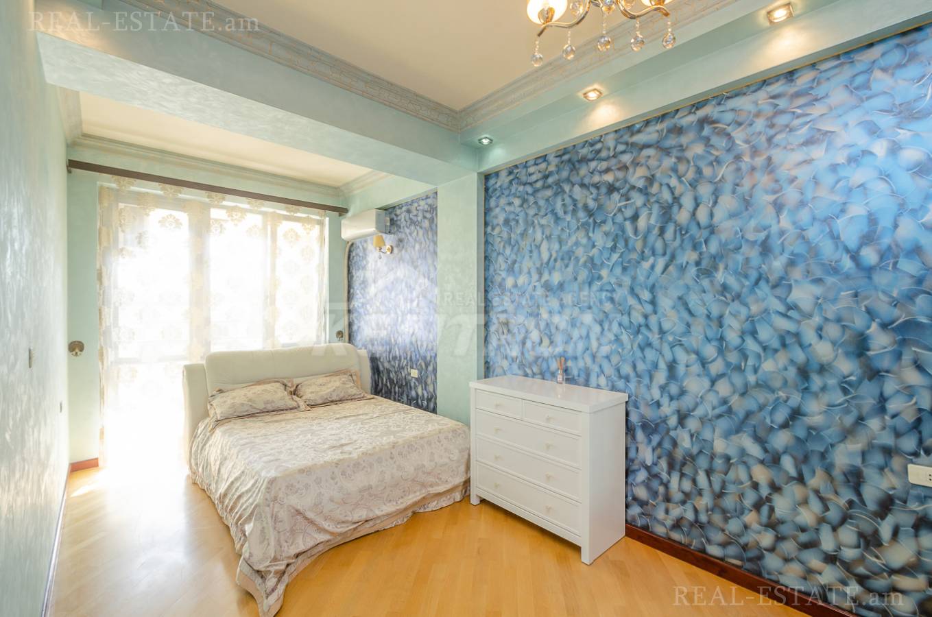 5 սենյականոց բնակարան  Հանրապետության փող, Կենտրոն Երևան, 137953