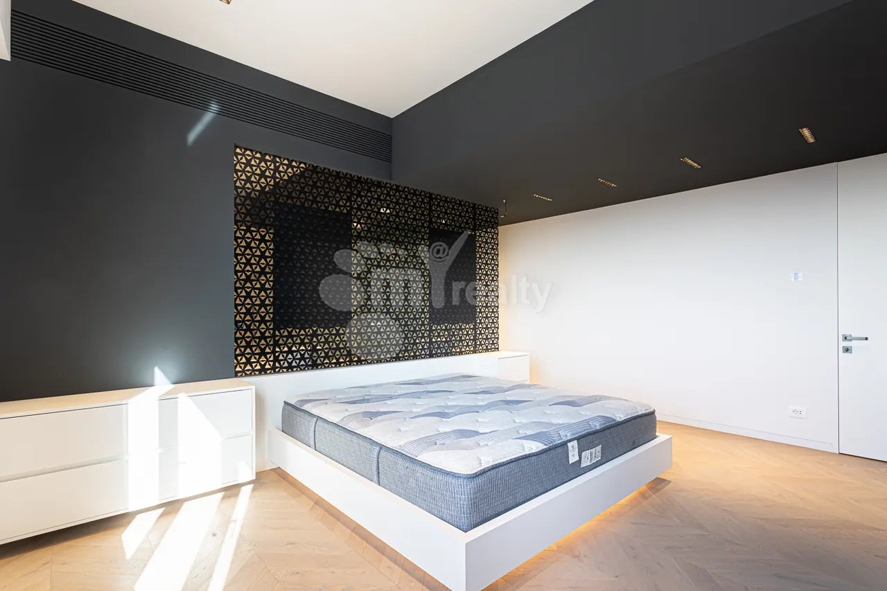 4 սենյականոց բնակարան  Պուշկինի փող, Կենտրոն Երևան, 157582