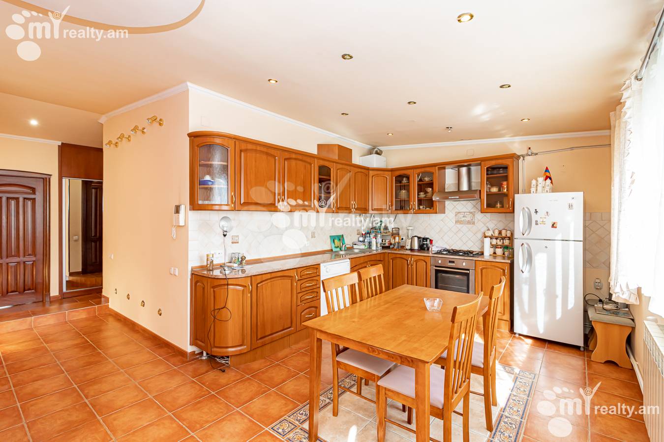 3 սենյականոց բնակարան  Ղազար Փարպեցու փող, Կենտրոն Երևան, 142292