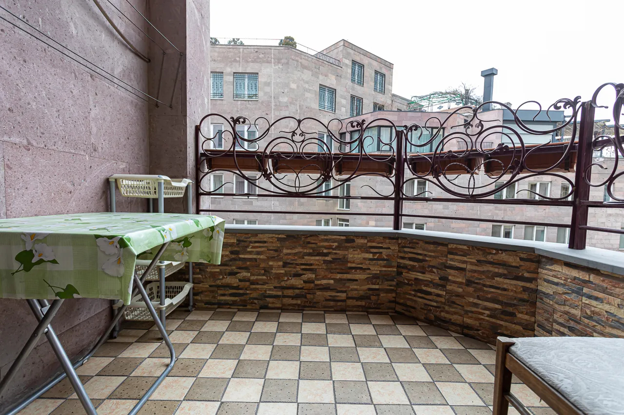 3 սենյականոց բնակարան վարձով Հին երևանցու փող, Կենտրոն Երևան, 159734