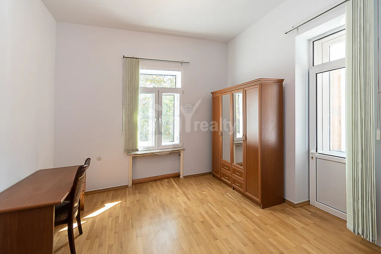3 bedroom apartment for rent Moskovyan St, Center Yerevan, 161727