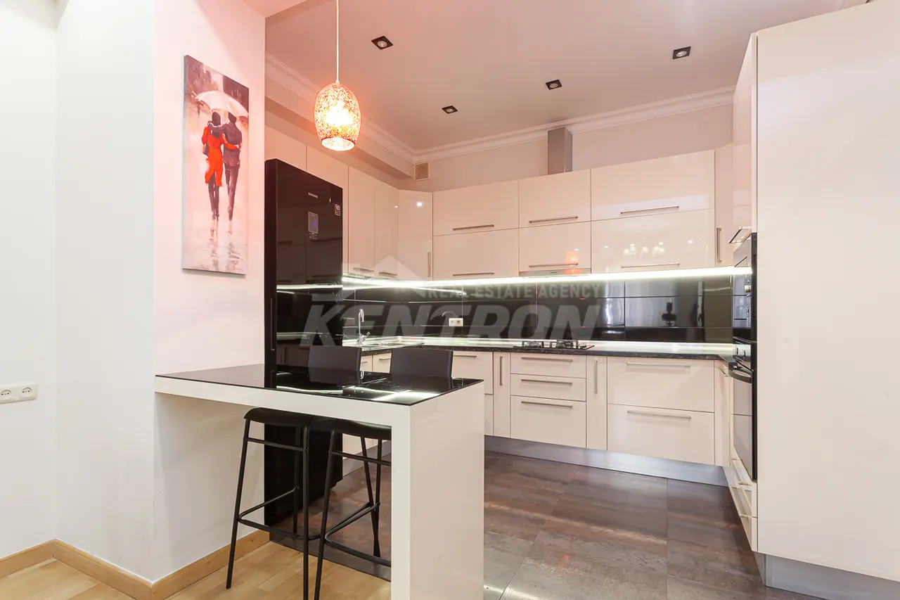 3 bedroom apartment for sale Aram St, Center Yerevan, 157330