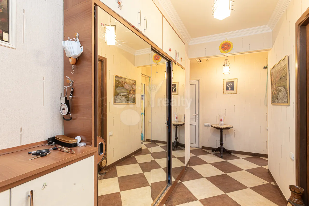 Купить 3 комнатную квартиру Сарян ул, Центр Ереван, 159477