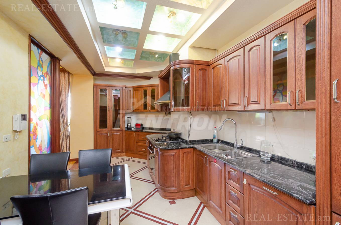 5 սենյականոց բնակարան  Հանրապետության փող, Կենտրոն Երևան, 137953