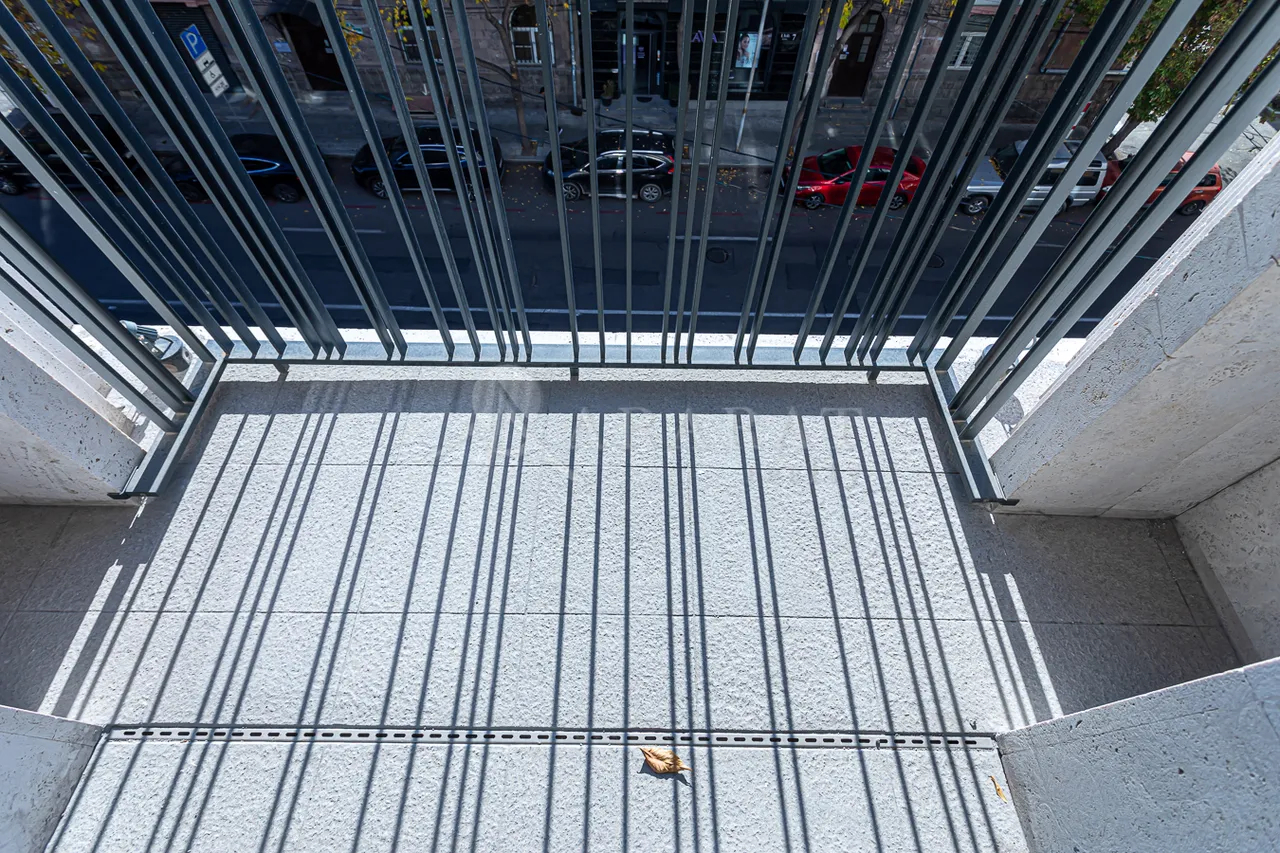 Купить 4 комнатную квартиру Лео ул, Центр Ереван, 157439